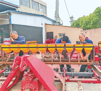 星火牛 听摸排障，修好3万余台农机（守望）