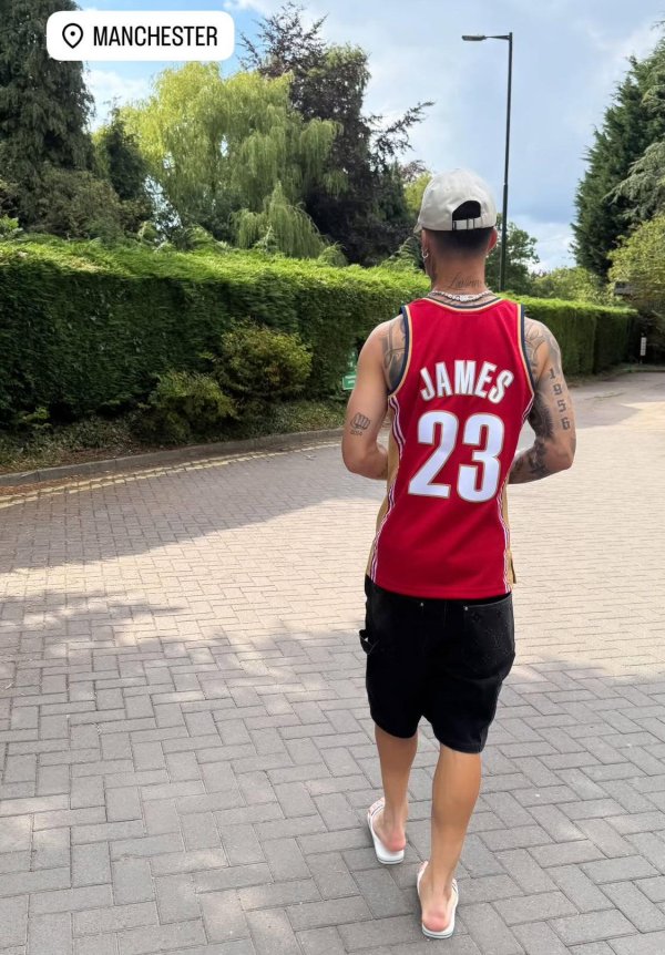 优配网 还走吗？安东尼社媒定位曼彻斯特，还身着詹姆斯23号球衣