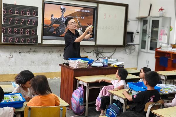 华泰优配 AI课堂进瑶乡，点燃山里娃的科技梦想